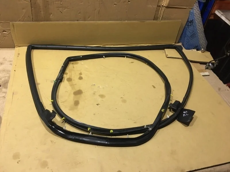 Уплотнитель двери задней левой TOYOTA Land Cruiser 2017 6787260110 URJ202 1VD-FTV 4.5