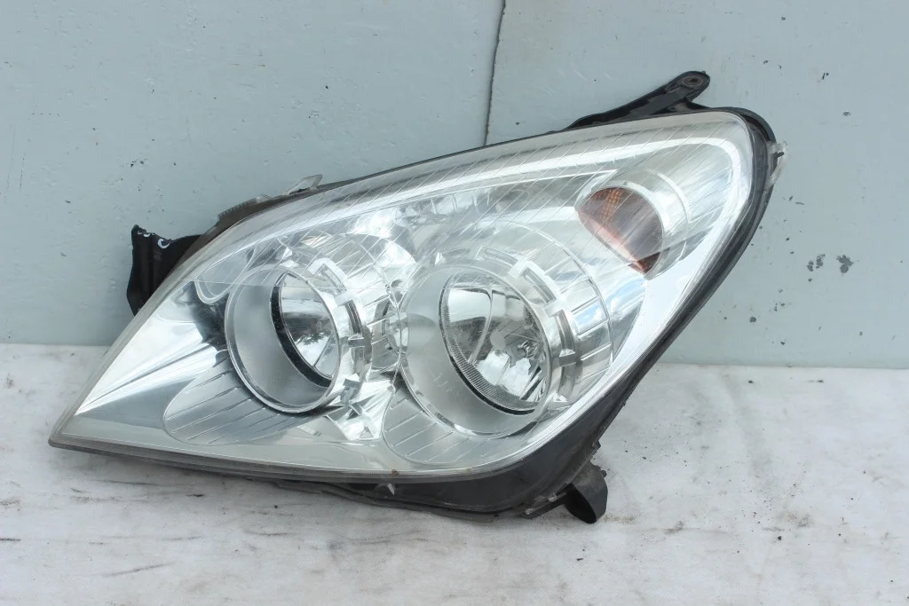 Фара хром левая дефект крепления Opel Astra H