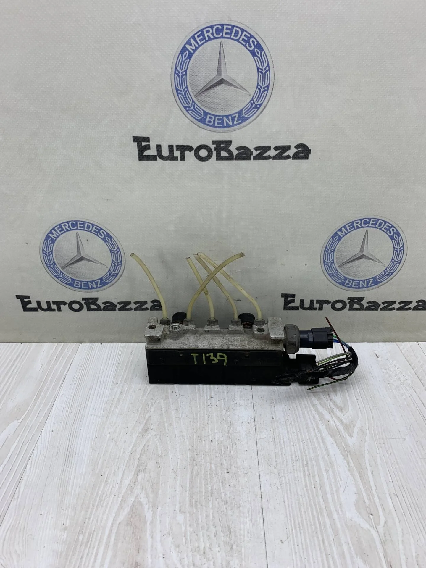 Блок клапанов пневмоподвески Mercedes W220