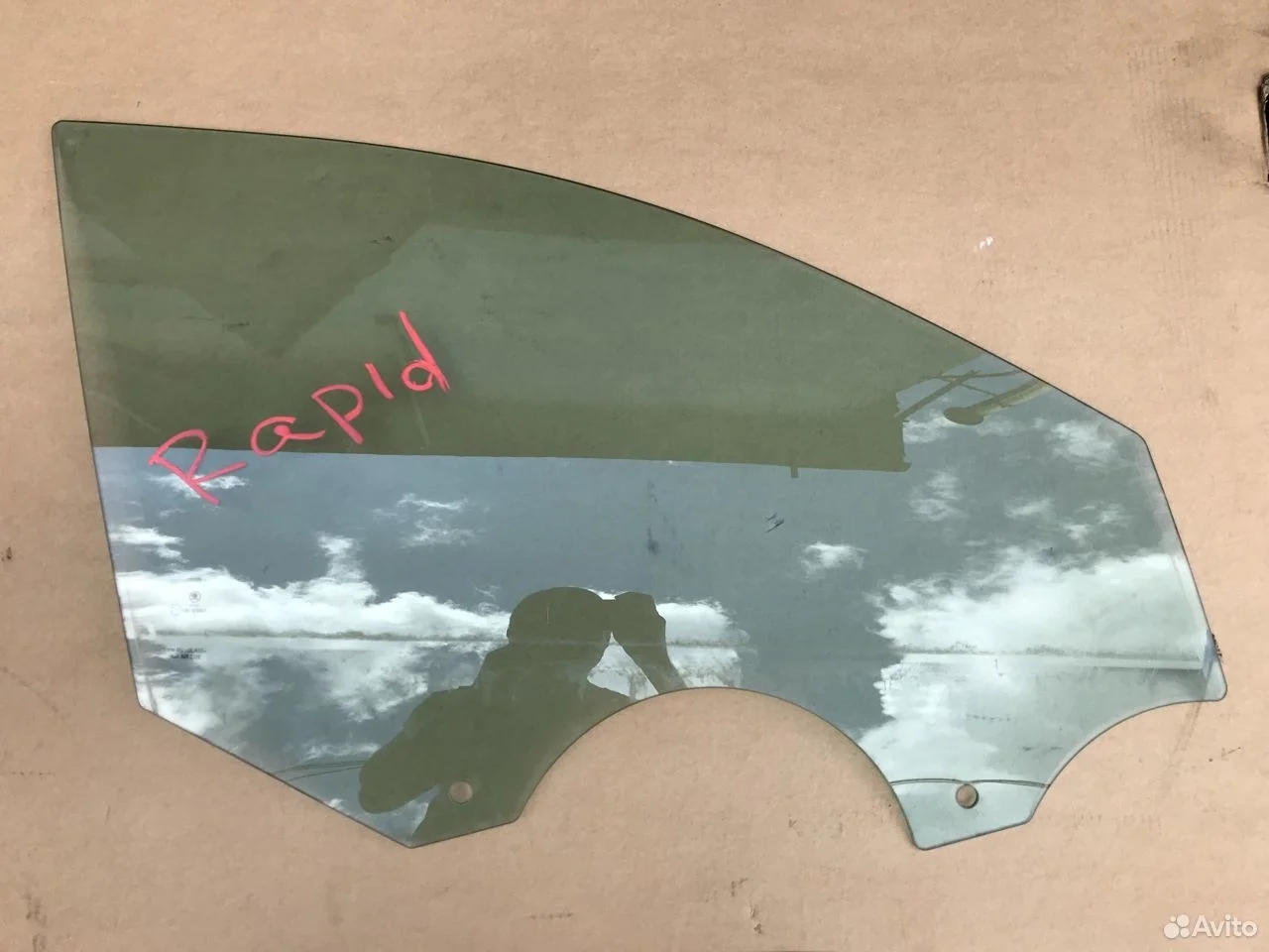 Стекло передней двери skoda rapid