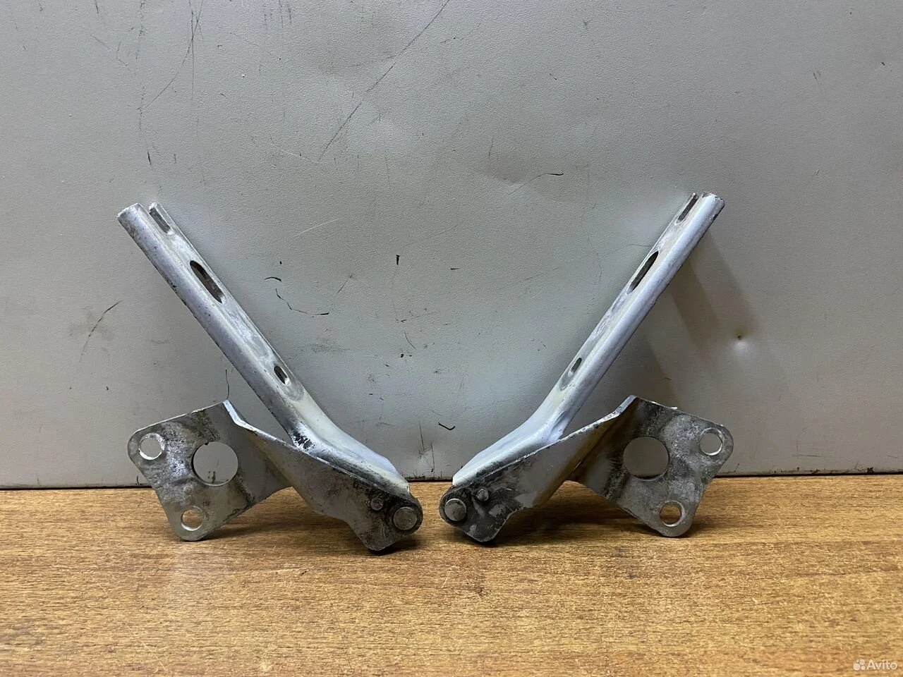 Петля капота skoda yeti