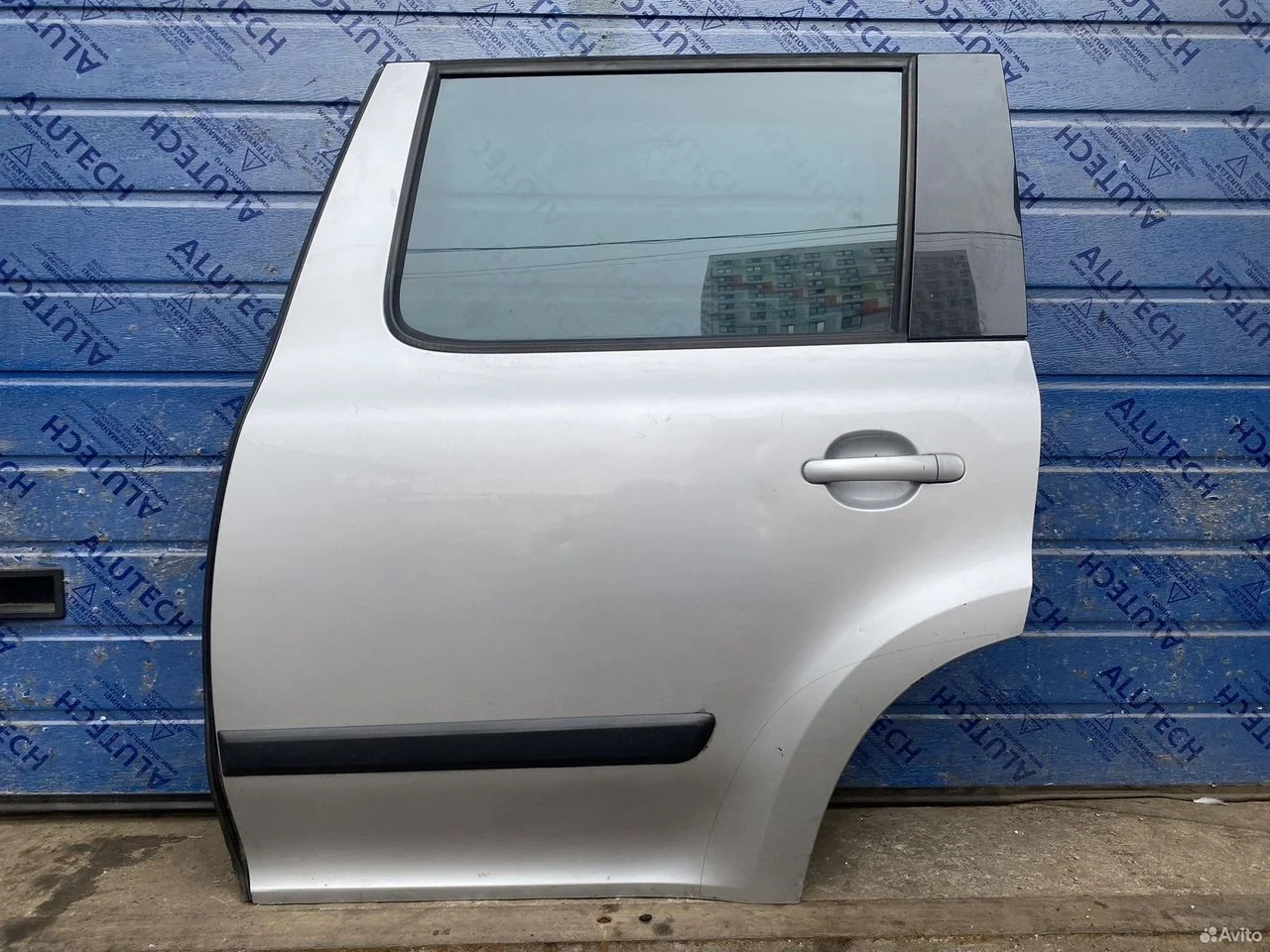 Дверь задняя левая skoda yeti 5l0833055