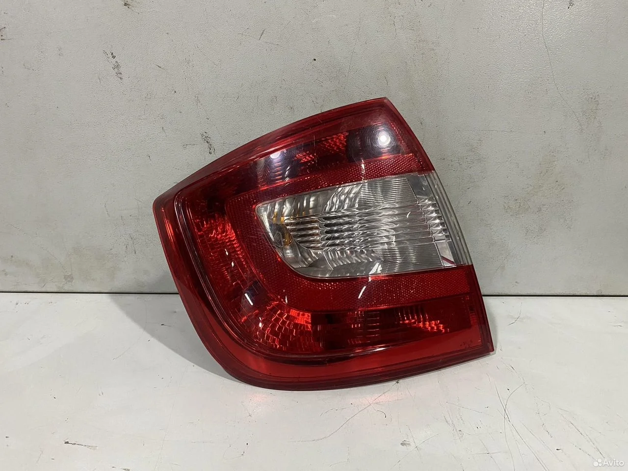 Фонарь левый skoda rapid 5jh945111