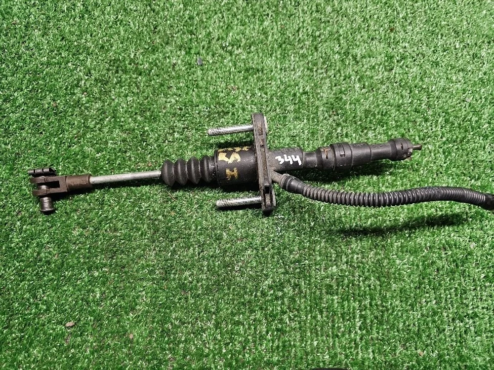 Цилиндр сцепления главный на Opel Astra H