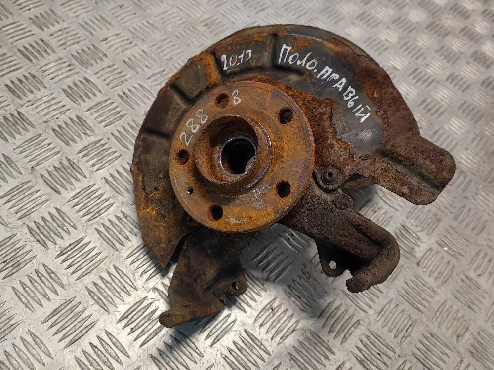 Кулак поворотный передний правый VW Polo V