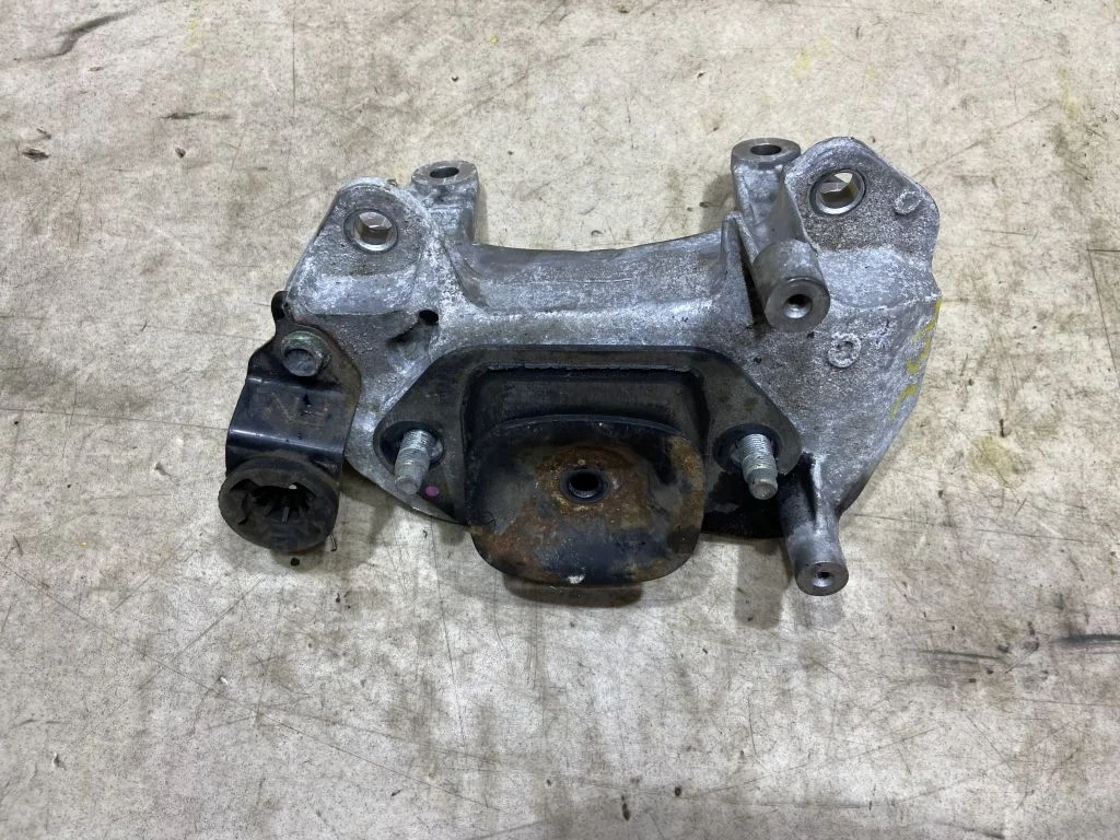 Опора вариатора левая Nissan X-Trail T32 R9M 1.6