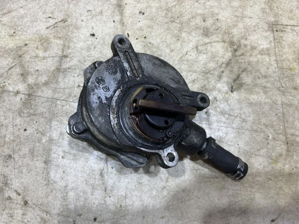 Насос вакуумный BMW X5 E53 N62 11667545384