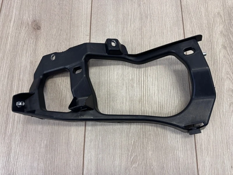 Кронштейн крепления фары VW Touareg 2 2010-2018 7P