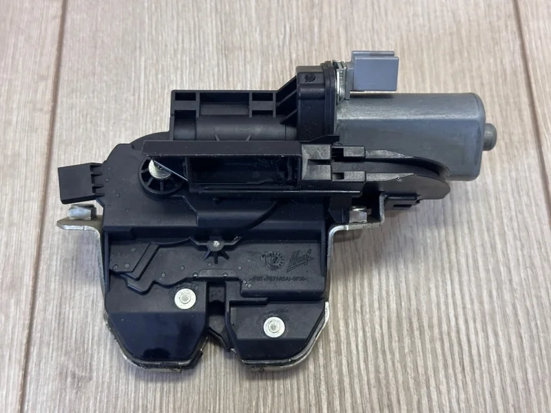 Замок крышки багажника с доводчиком VW Touareg 2 2010 - 2018 7P