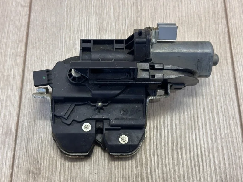 Замок крышки багажника с доводчиком VW Touareg 2 2010 - 2018 7P