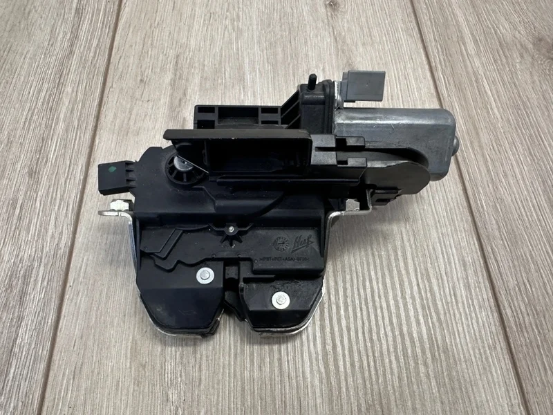 Замок крышки багажника с доводчиком VW Touareg 2 2010 - 2018 7P