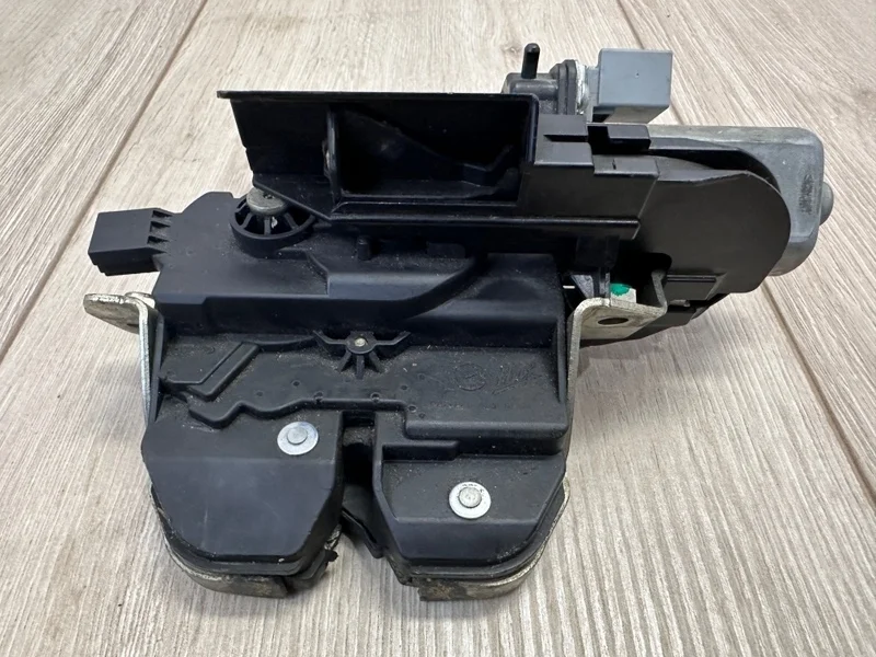 Замок крышки багажника с доводчиком VW Touareg 2 2010 - 2018 7P