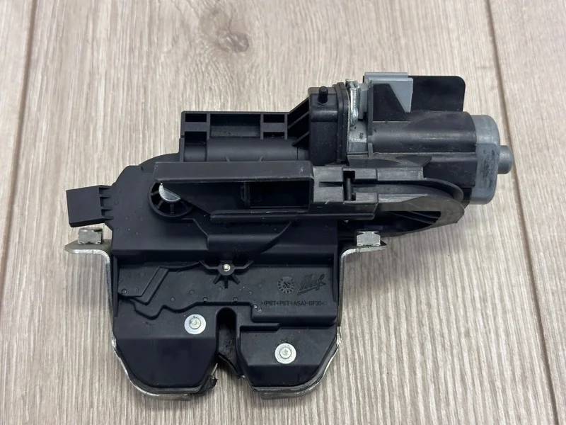 Замок крышки багажника с доводчиком VW Touareg 2 2010 - 2018 7P