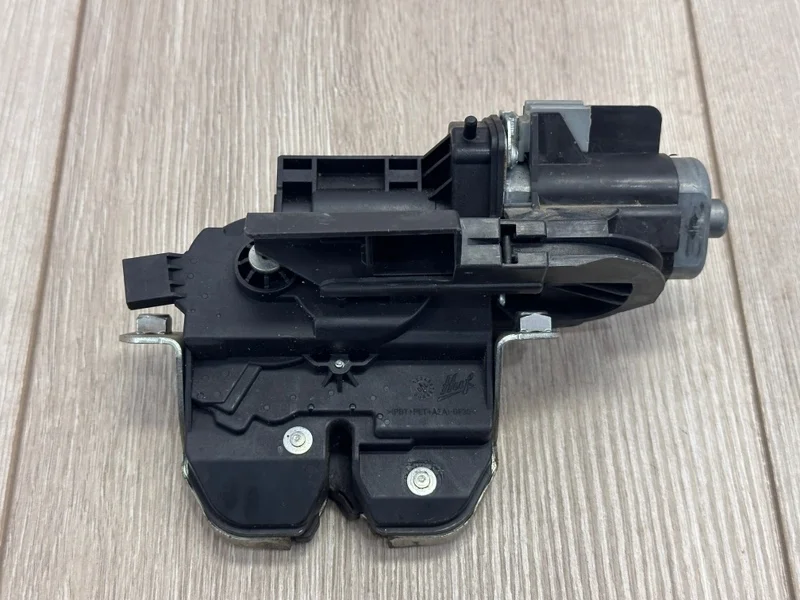 Замок крышки багажника с доводчиком VW Touareg 2 2010 - 2018 7P