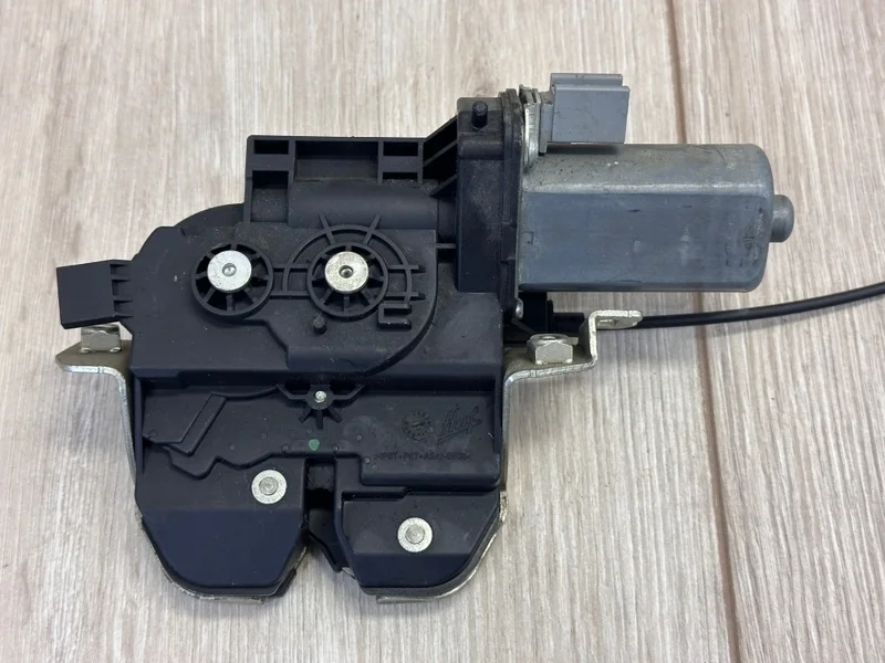 Замок крышки багажника с доводчиком Porsche Cayenne 2010 - 2018 958 (92A)