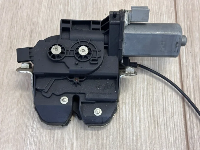 Замок крышки багажника с доводчиком Porsche Cayenne 2010 - 2018 958 (92A)