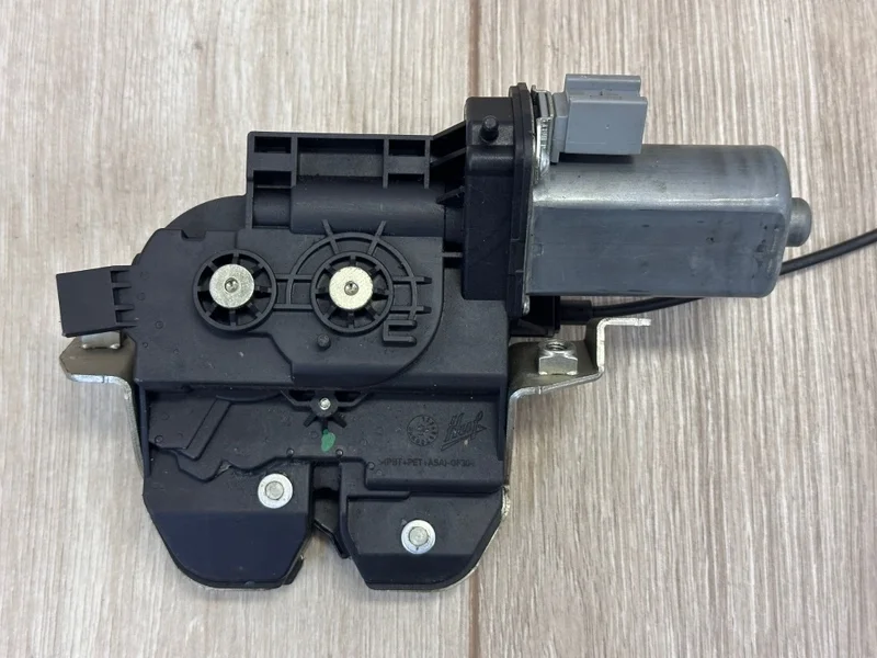 Замок крышки багажника с доводчиком Porsche Cayenne 2010 - 2018 958 (92A)