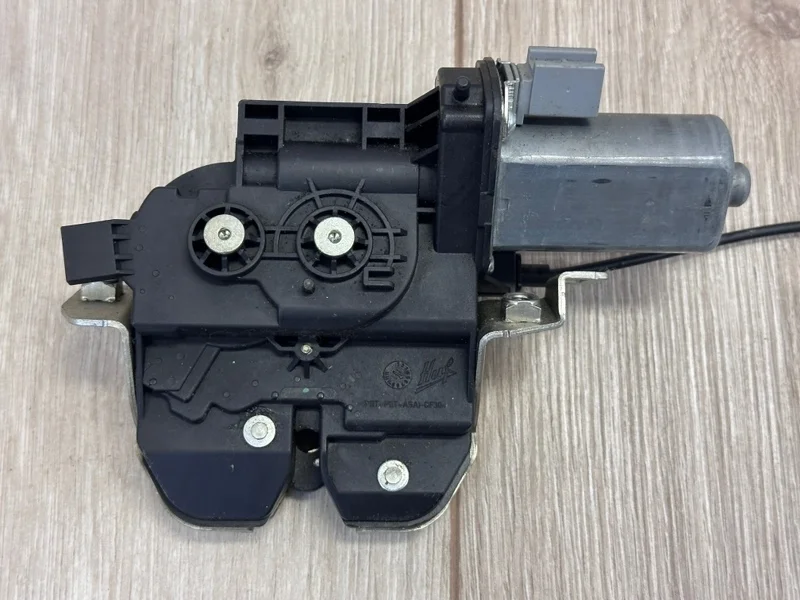 Замок крышки багажника с доводчиком Porsche Cayenne 2010 - 2018 958 (92A)