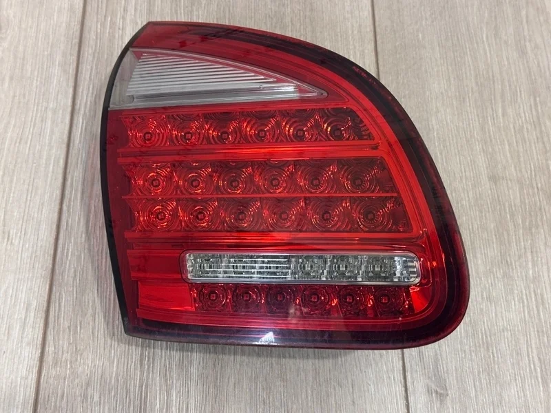 Фонарь в крышку багажника Porsche Cayenne 2011 958 (92A)
