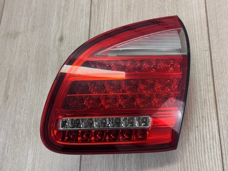 Фонарь в крышку багажника Porsche Cayenne 2011 958 (92A)