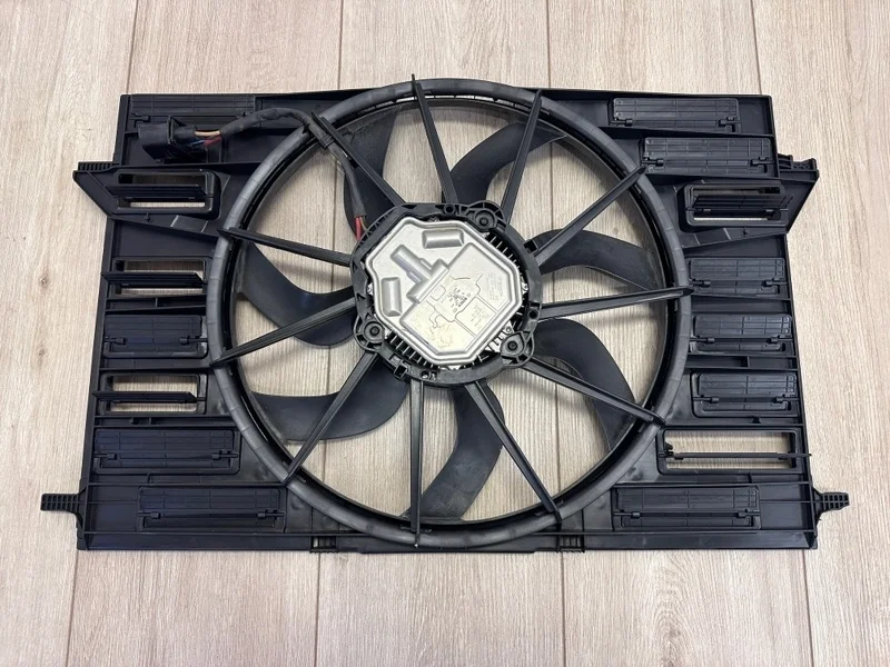 Вентилятор охлаждения сборе диффузором Audi Q7 2015- 4M