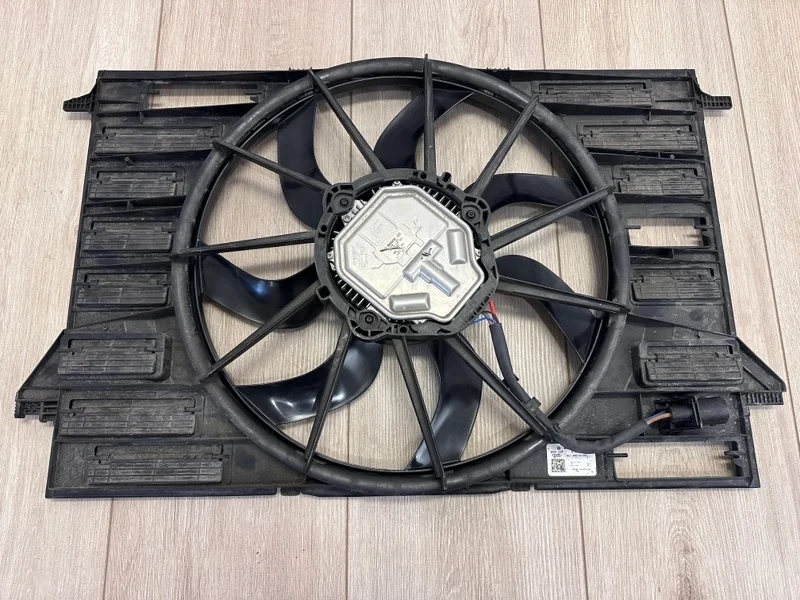 Вентилятор охлаждения сборе диффузором Audi Q7 2015- 4M