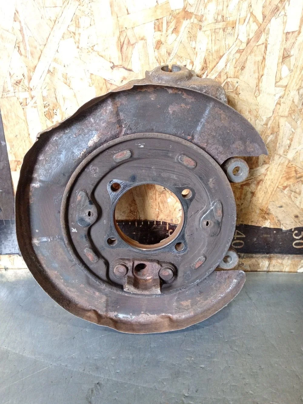 Кулак задний левый Nissan Pathfinder III рестайлинг (2010—2014) 2012 KL0 - SILVER METALLIC