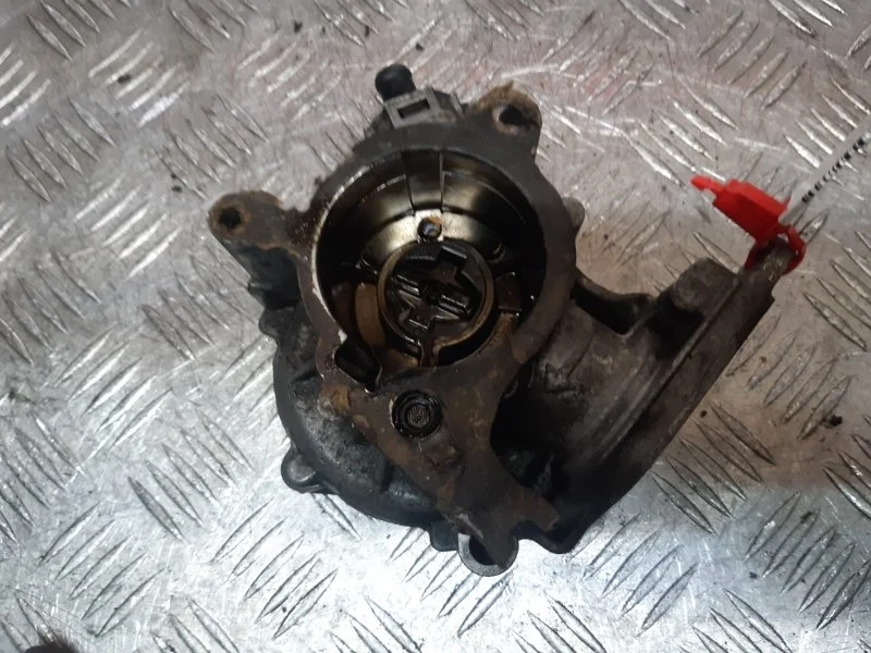 Вакуумный насос Volkswagen Passat B7