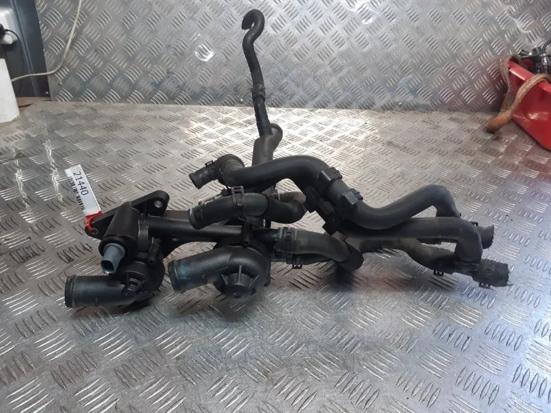 Термостат в сборе корпусом Volkswagen Golf 5