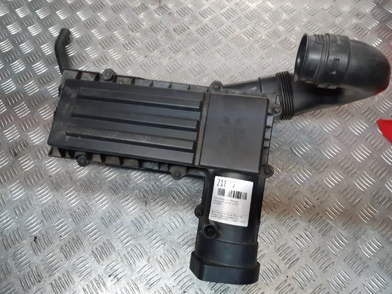 Корпус воздушного фильтра Volkswagen Passat B7