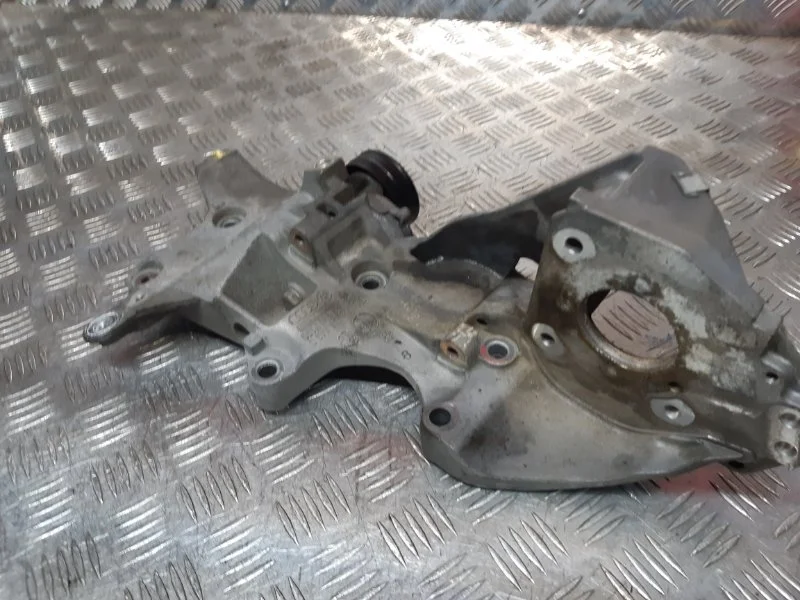 Кронштейн генератора Volkswagen Passat B7