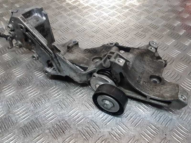 Кронштейн генератора Volkswagen Golf 6