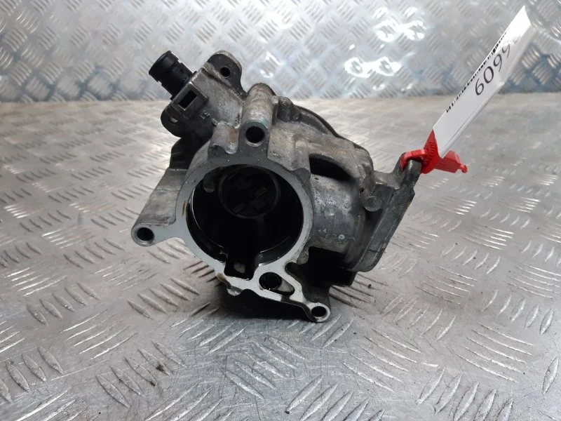 Вакуумный насос Volkswagen Passat B7