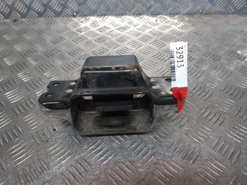 Подушка двигателя Volkswagen Passat B6