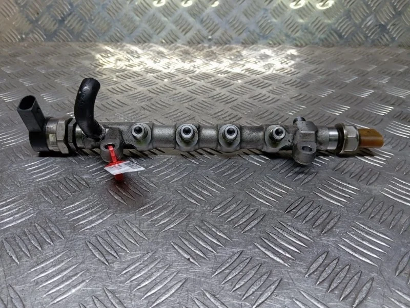 Топливная рампа Volkswagen Passat B7