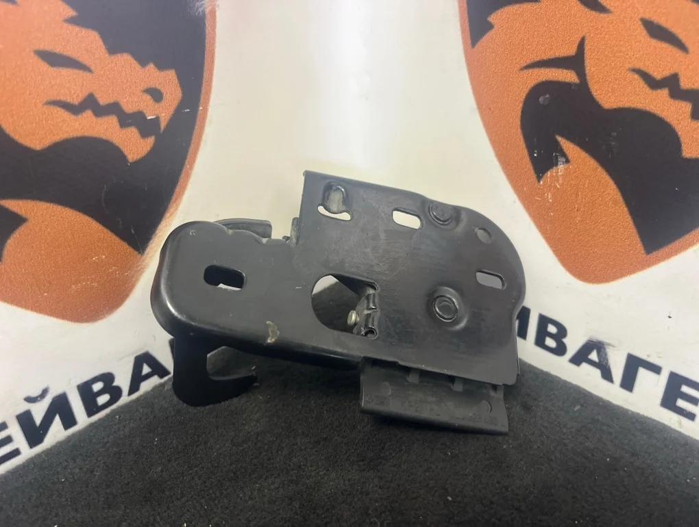 Крюк замка капота Volkswagen Touareg 2014 7P