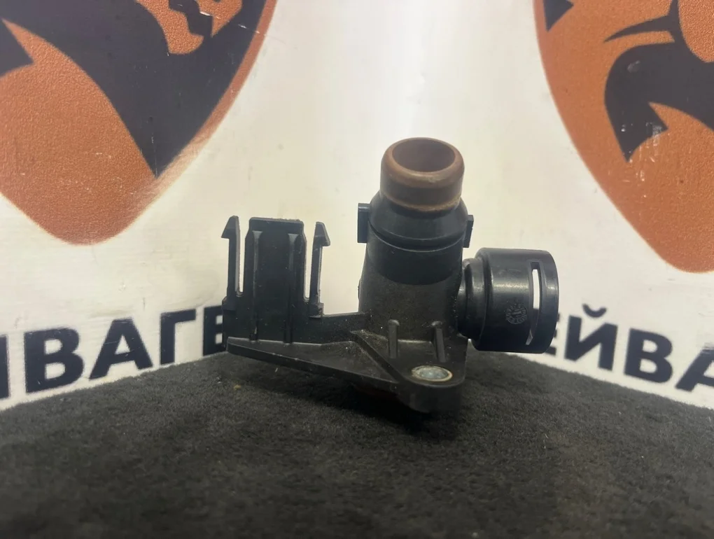 Фланец системы охлаждения Audi Q5 2011 8R