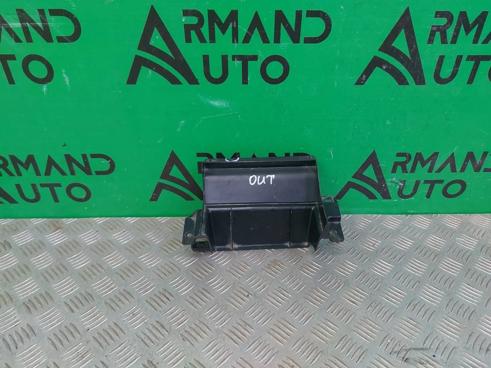 Кронштейн решетки радиатора MItsubishi Outlander 2014-нв 3