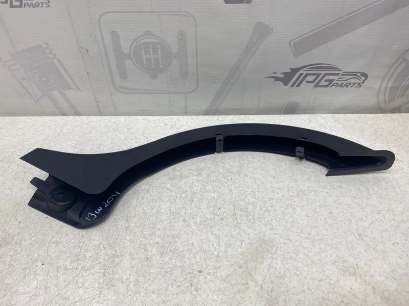 Обшивка петли крышки багажника правая Mercedes-benz 2012 C204