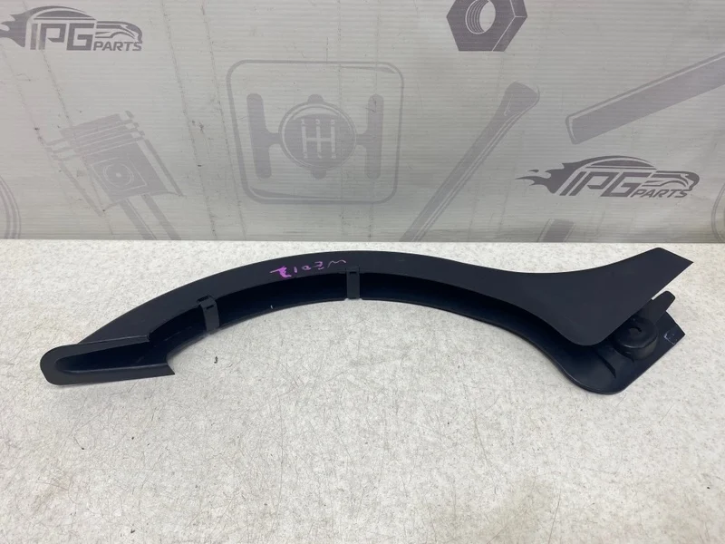 Обшивка петли крышки багажника левая Mercedes-benz 2012 C204