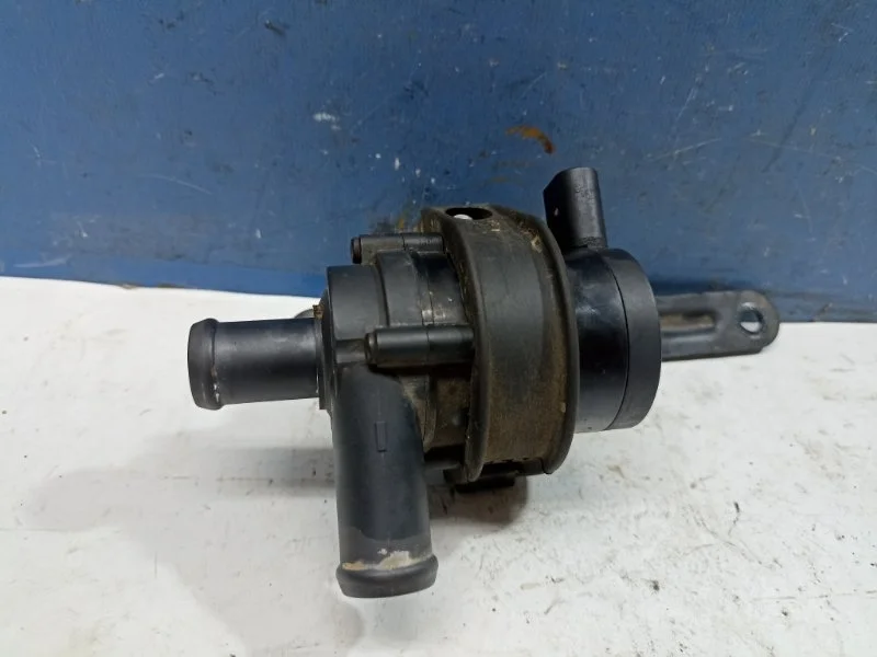 Насос водяной дополнительный Volkswagen Golf 6 2012 1K0965561F 1.4 CAXA