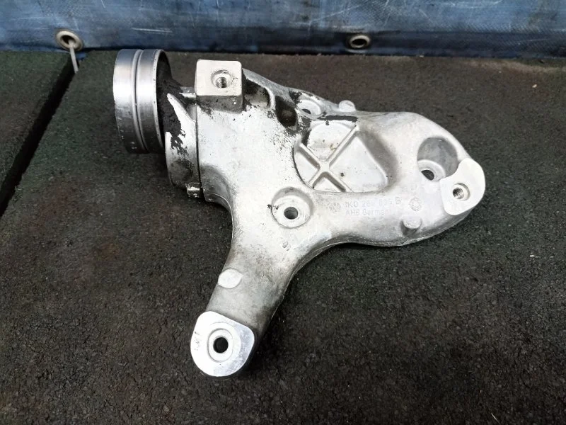 Кронштейн компрессора кондиционера Volkswagen Golf 6 2012 1K0260885B 1.4 CAXA