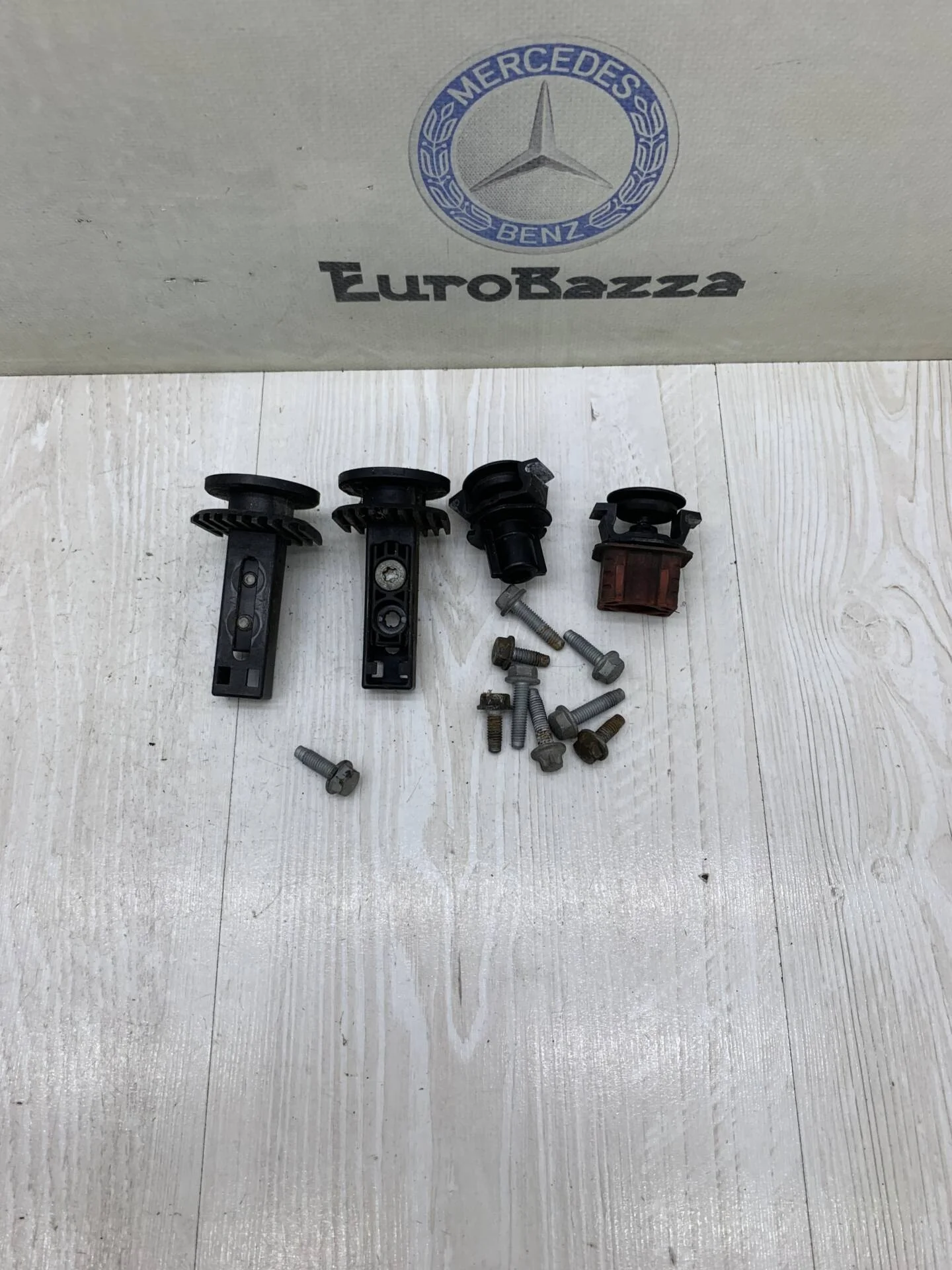 Кронштейн радиатора Mercedes W212