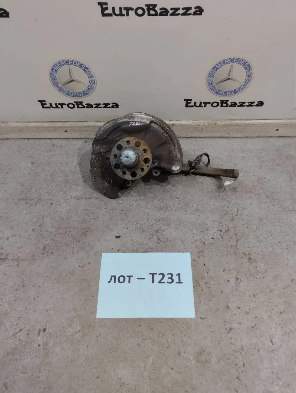 Кулак поворотный передний левый Mercedes W211