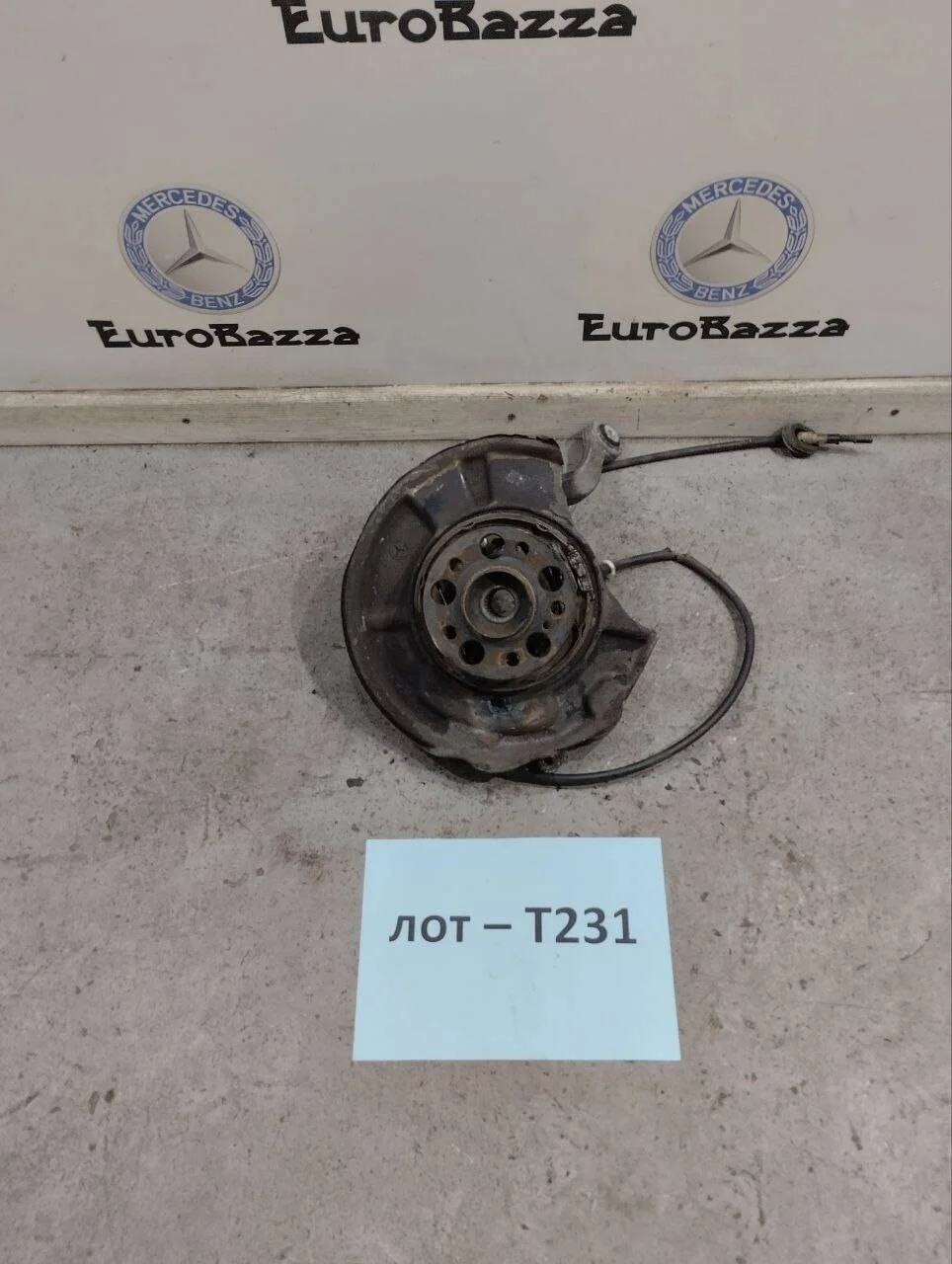 Кулак задний левый Mercedes W211