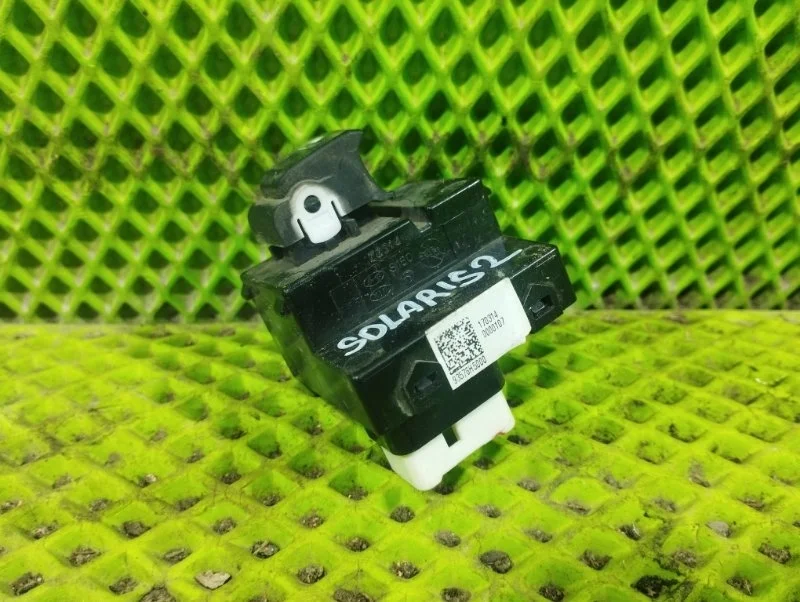 Кнопка стеклоподъемника передняя правая Hyundai Solaris 2 2017 93576H5000 СЕДАН G4LC