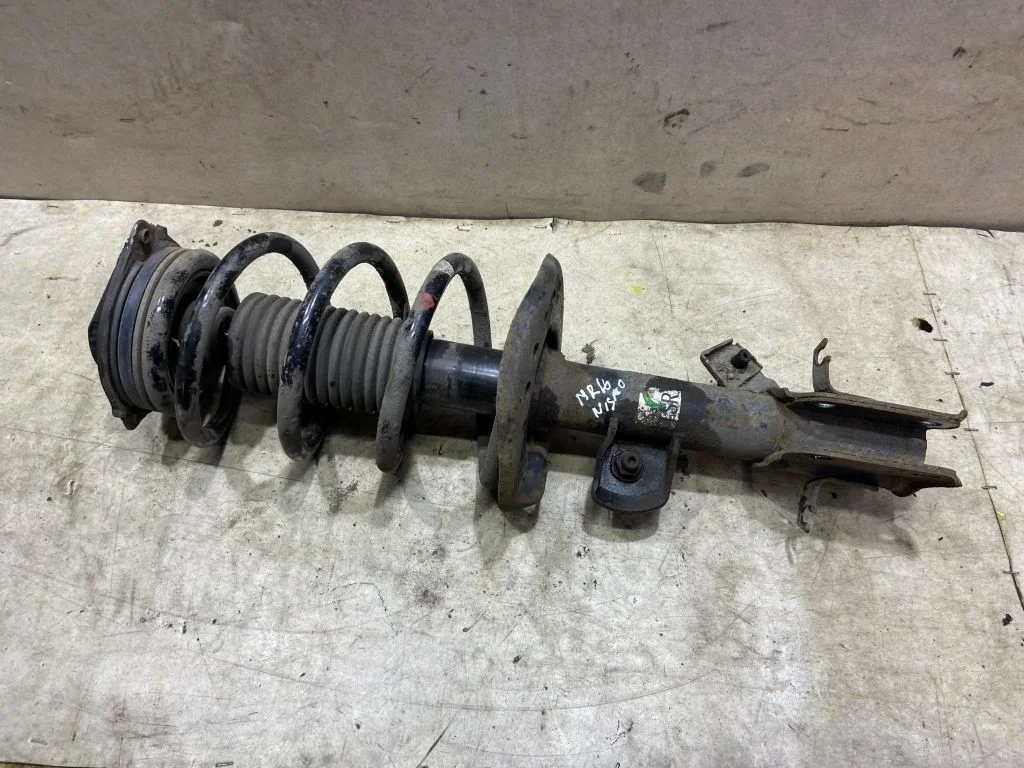 Амортизатор правый Nissan Juke F15 MR16DDT