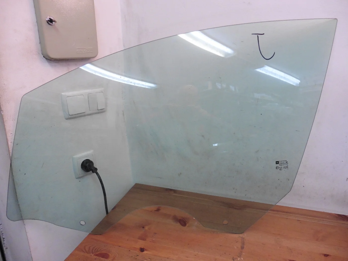 Стекло переднее левое 4,5 дв. Опель Астра J Джей