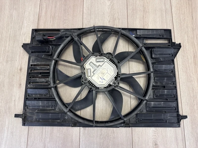 Вентилятор охлаждения сборе диффузором VW Touareg 2015- CR7