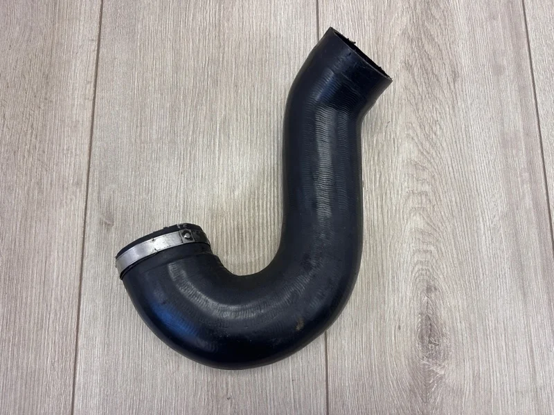 Патрубок интеркулера VW Touareg 2 2010-2018 7P